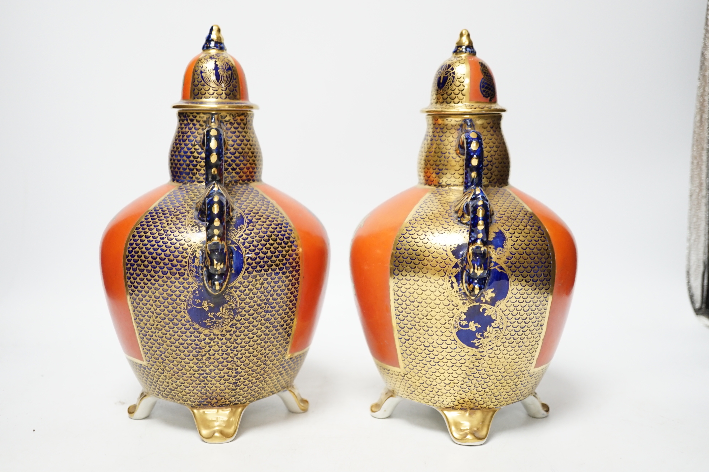 A pair of Masons Ironstone red, blue and gilt chinoiserie lidded vases, early 20th century, 25cm